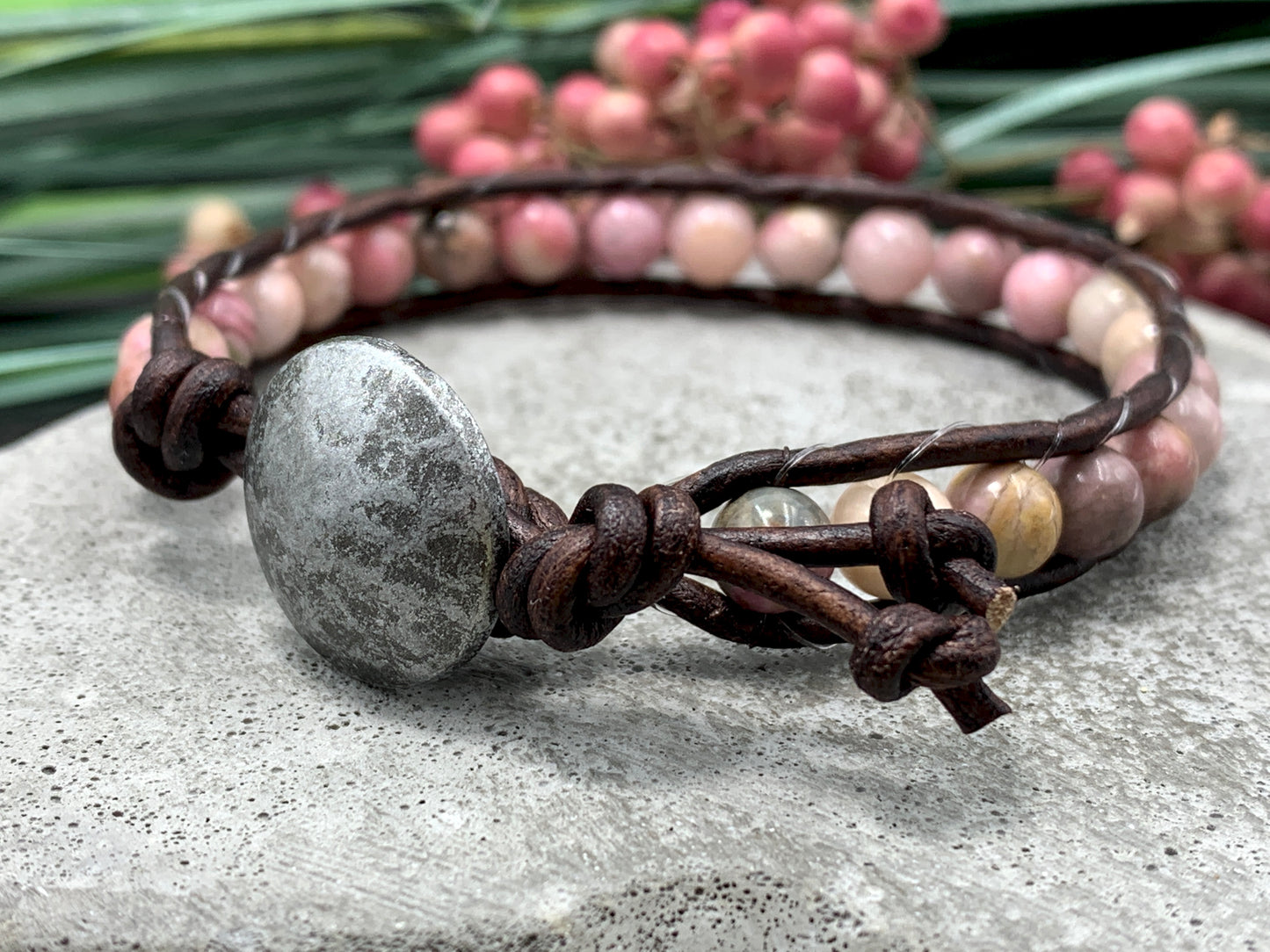 Bohoarmband Rhodonit, Armband gewickelt Vintage Stil, Wunschedelsteine