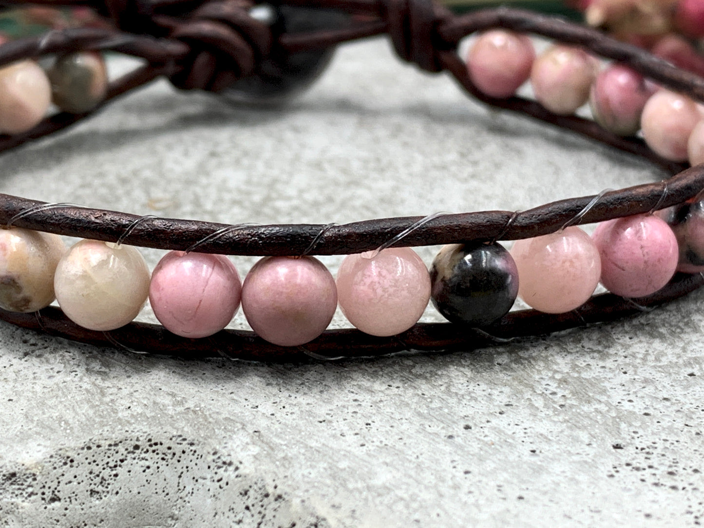 Bohoarmband Rhodonit, Armband gewickelt Vintage Stil, Wunschedelsteine