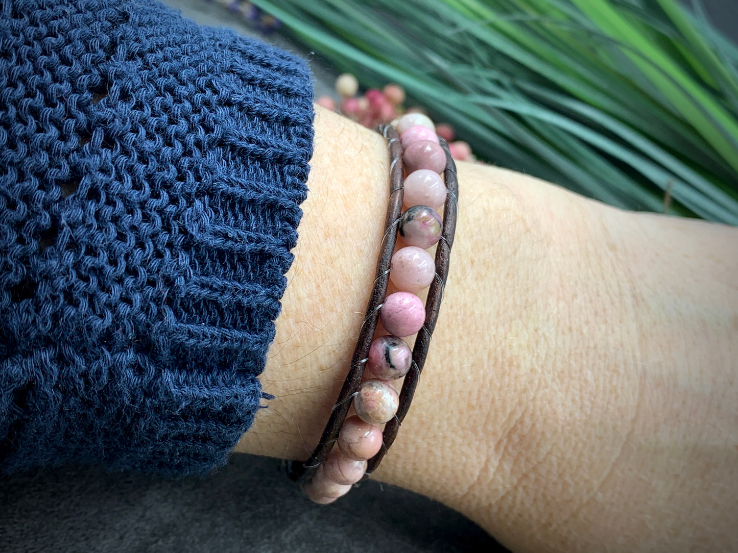 Bohoarmband Rhodonit, Armband gewickelt Vintage Stil, Wunschedelsteine