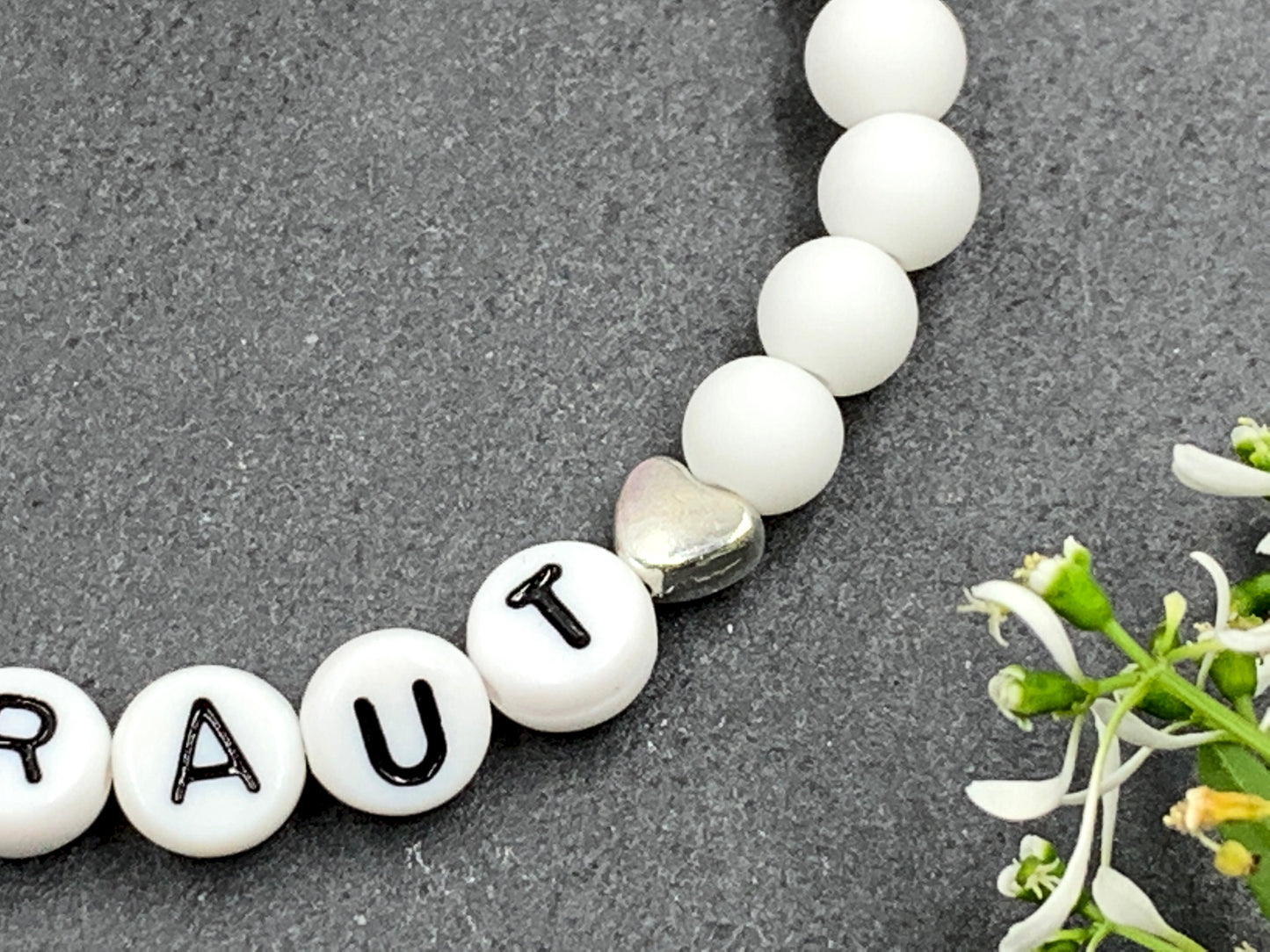 Armband Braut weiß Acryl mit Herz - Geschenk Junggesellinnenabschied Trauzeugin Brautjungfer - Andenken heiraten JGA, Acryl - Erinnerungsschmuck- Handmade personalisierbar