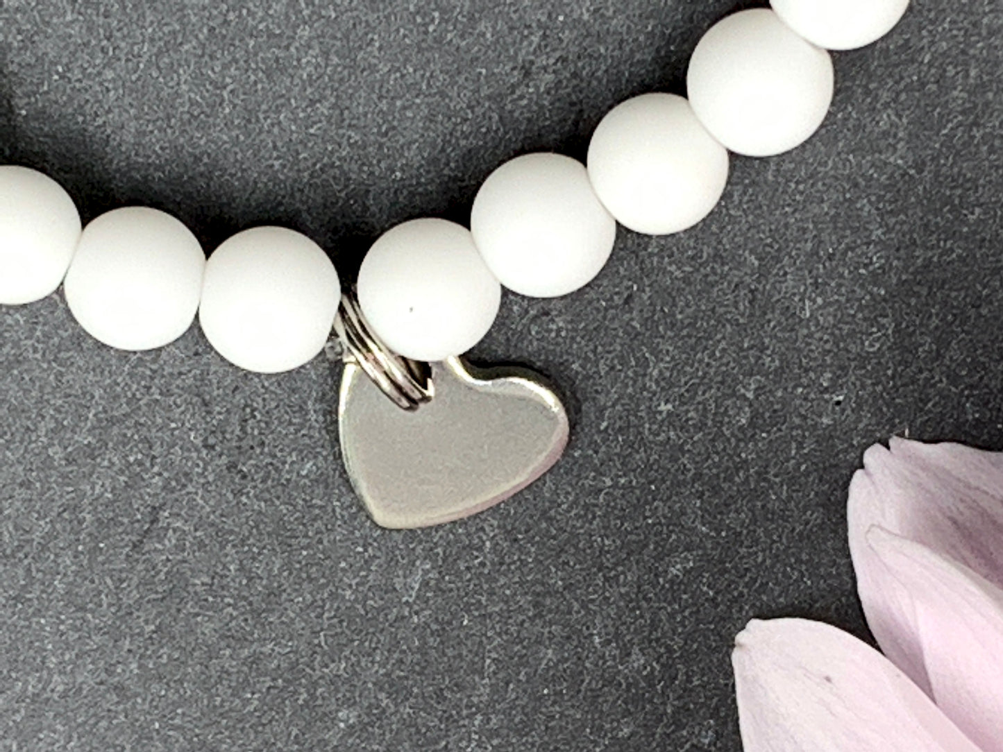 Armband Braut weiß Acryl mit Herz - Geschenk Junggesellinnenabschied Trauzeugin Brautjungfer - Andenken heiraten JGA, Acryl - Erinnerungsschmuck- Handmade personalisierbar