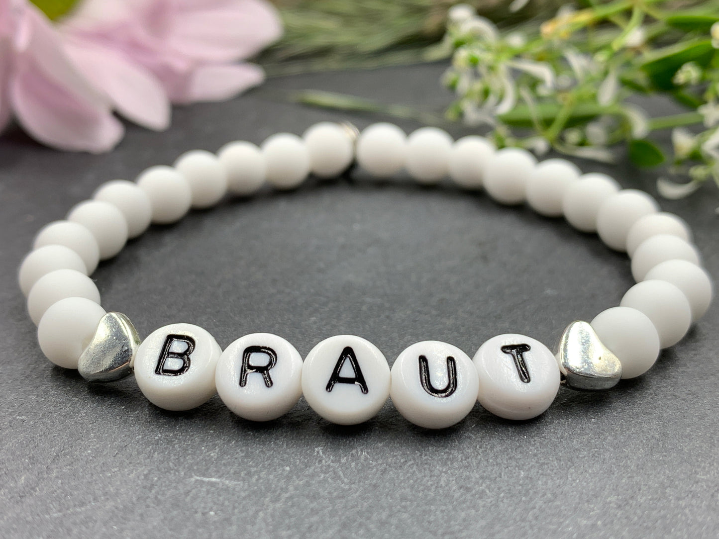 Armband Braut weiß Acryl mit Herz - Geschenk Junggesellinnenabschied Trauzeugin Brautjungfer - Andenken heiraten JGA, Acryl - Erinnerungsschmuck- Handmade personalisierbar