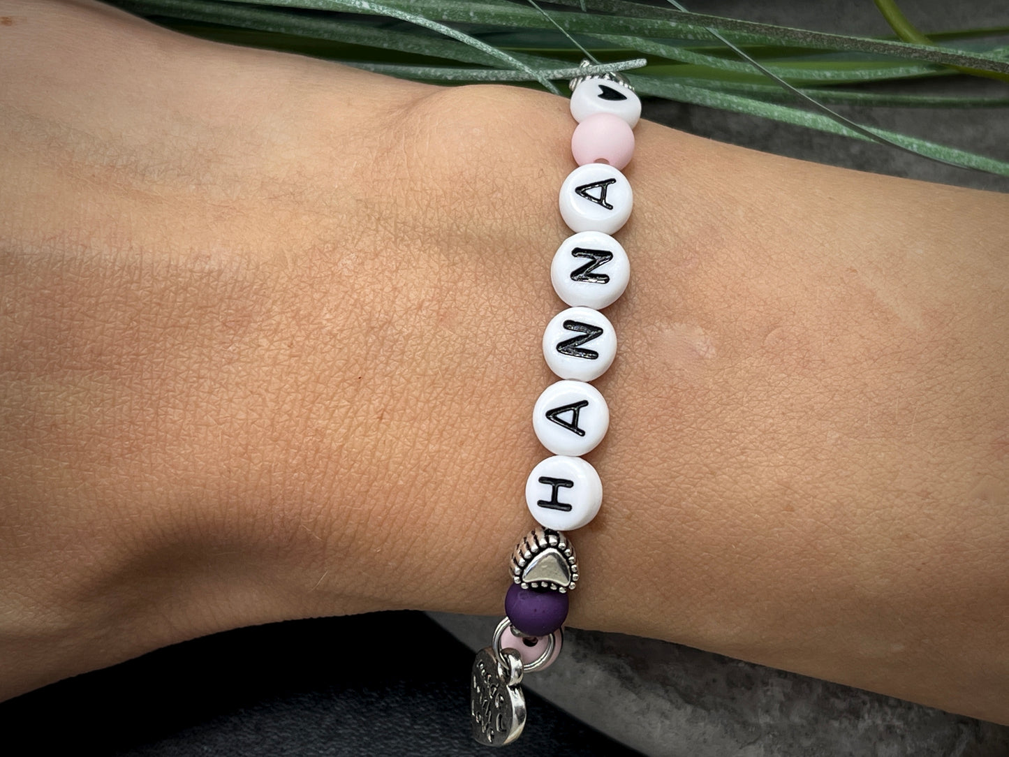 Armband Name Hanna - zartrosa lila - Acryl Perlen 6 mm - Namensarmband Perlen - Geschenk Mädchen - Armband mit Name - Geburtstagsgeschenk - Größe 13 cm Kinder bis 22 cm - anpassbar