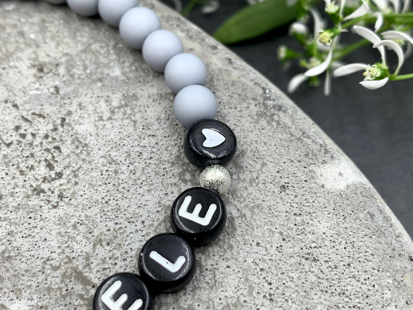 Armband Nele grau Acryl - Freundschaftsarmband Namensarmband - Geschenk Mama Mädchen - Handmade personalisierbar