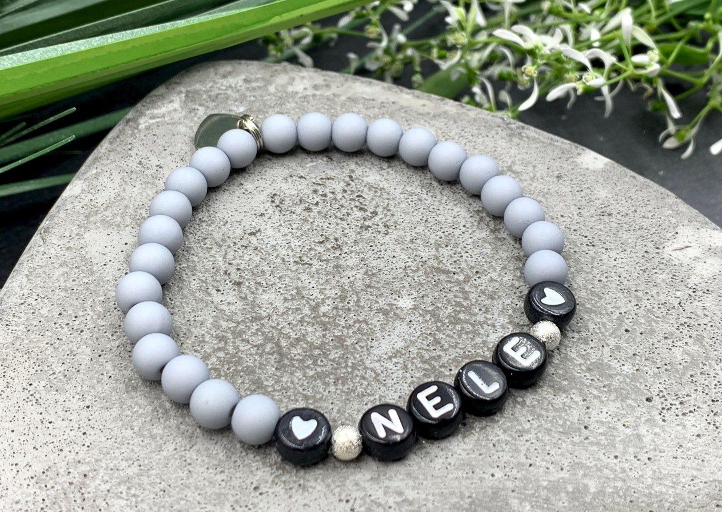 Armband Nele grau Acryl - Freundschaftsarmband Namensarmband - Geschenk Mama Mädchen - Handmade personalisierbar