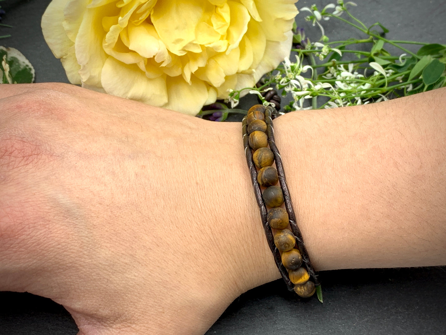 Bohoarmband Tigerauge mit Leder und Herzanhänger gewickeltes Perlenarmband - Vintage Style Boho - Lieblingsarmband - Handmade personalisierbar - Wunschedelstein