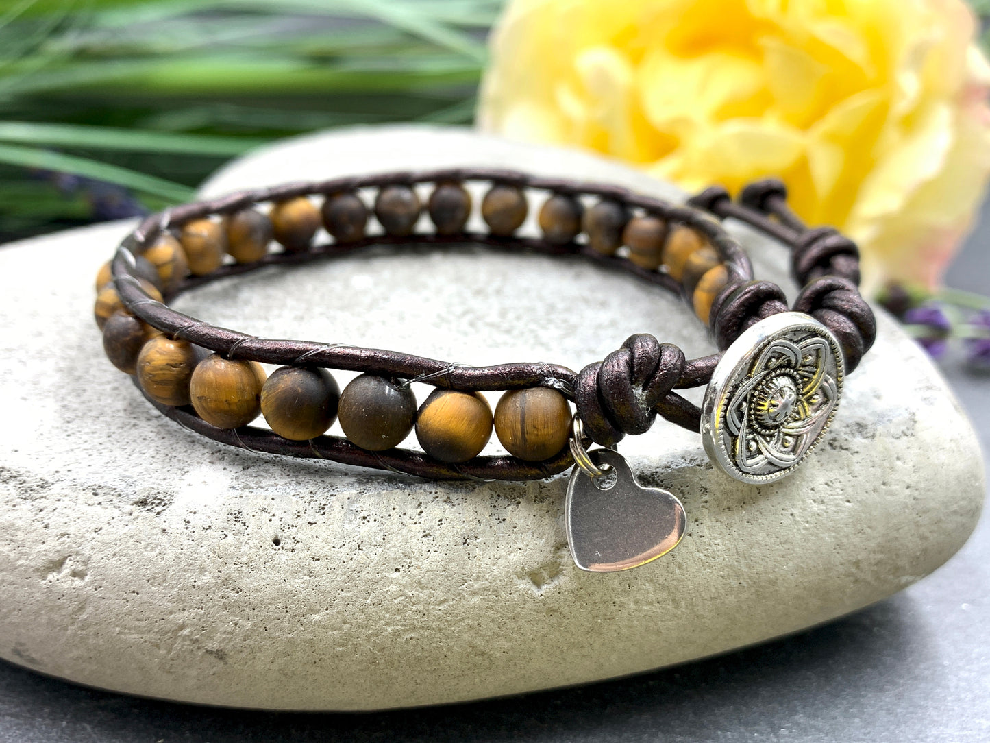 Bohoarmband Tigerauge mit Leder und Herzanhänger gewickeltes Perlenarmband - Vintage Style Boho - Lieblingsarmband - Handmade personalisierbar - Wunschedelstein