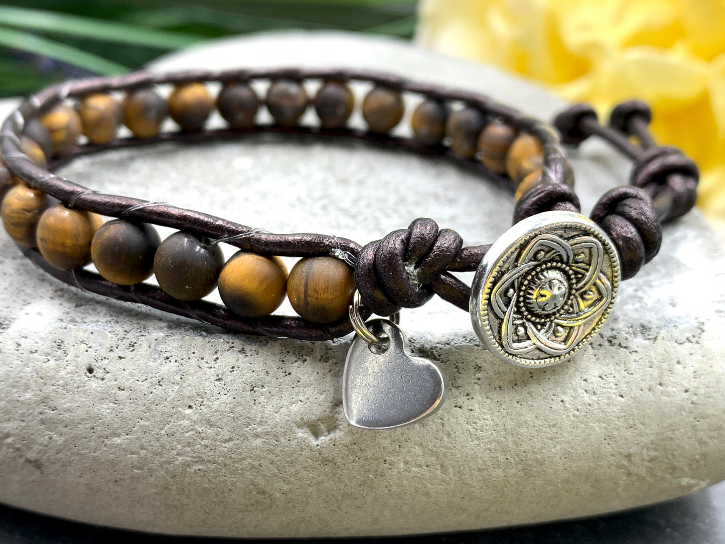 Bohoarmband Tigerauge mit Leder und Herzanhänger gewickeltes Perlenarmband - Vintage Style Boho - Lieblingsarmband - Handmade personalisierbar - Wunschedelstein