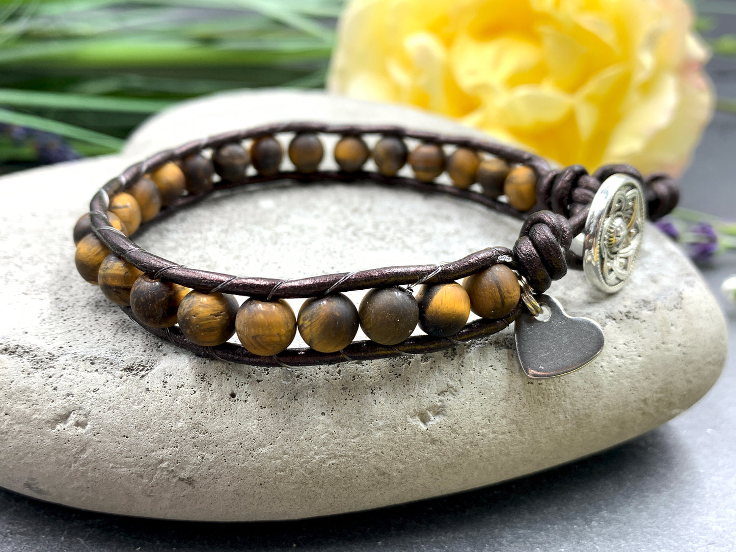 Bohoarmband Tigerauge mit Leder und Herzanhänger gewickeltes Perlenarmband - Vintage Style Boho - Lieblingsarmband - Handmade personalisierbar - Wunschedelstein