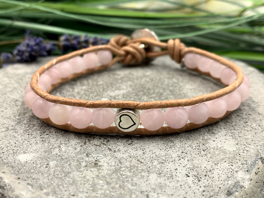 Bohoarmband gewickelt Rosenquarz mit Herz - Rosenquarzarmband Natursteine - Geschenk Herzensmensch