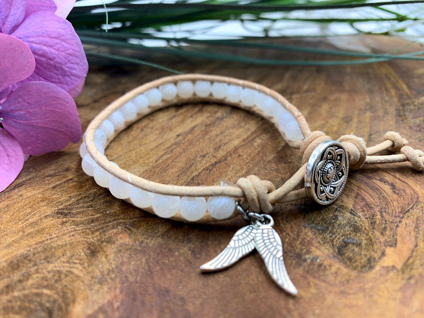 Wickelarmband Bohostyle Achat - Bohoarmabnd Edelstein mit Leder - weißes Perlenarmband - Perlenarmband Achate, Achat Perlen, Achat Armband weiß, Engelsflügelcharms, legeres Bohoband