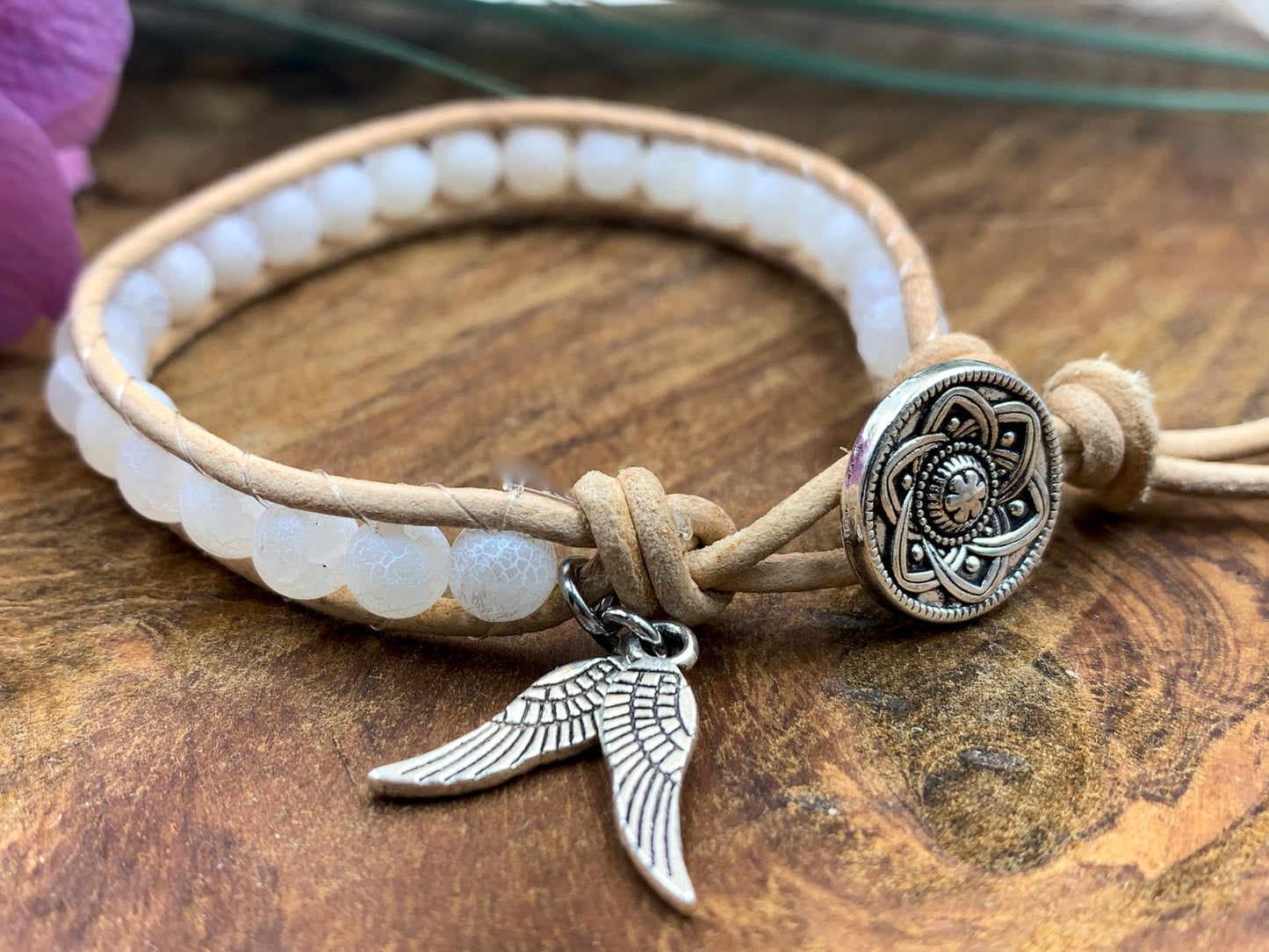Wickelarmband Bohostyle Achat - Bohoarmabnd Edelstein mit Leder - weißes Perlenarmband - Perlenarmband Achate, Achat Perlen, Achat Armband weiß, Engelsflügelcharms, legeres Bohoband