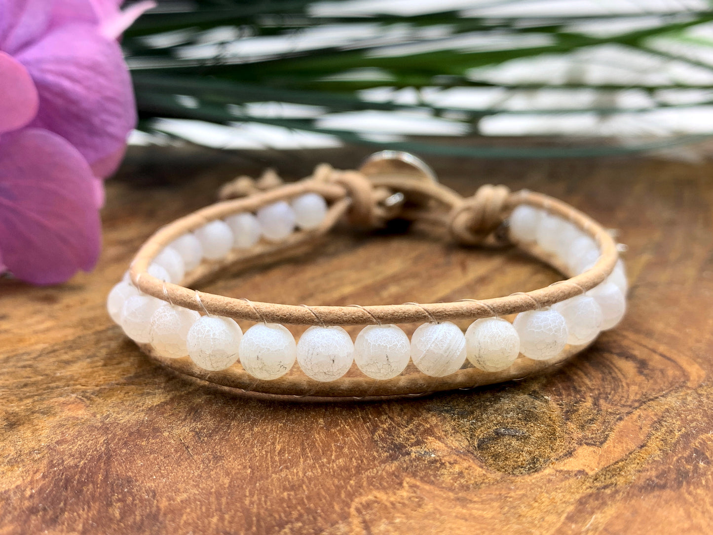 Wickelarmband Bohostyle Achat - Bohoarmabnd Edelstein mit Leder - weißes Perlenarmband - Perlenarmband Achate, Achat Perlen, Achat Armband weiß, Engelsflügelcharms, legeres Bohoband