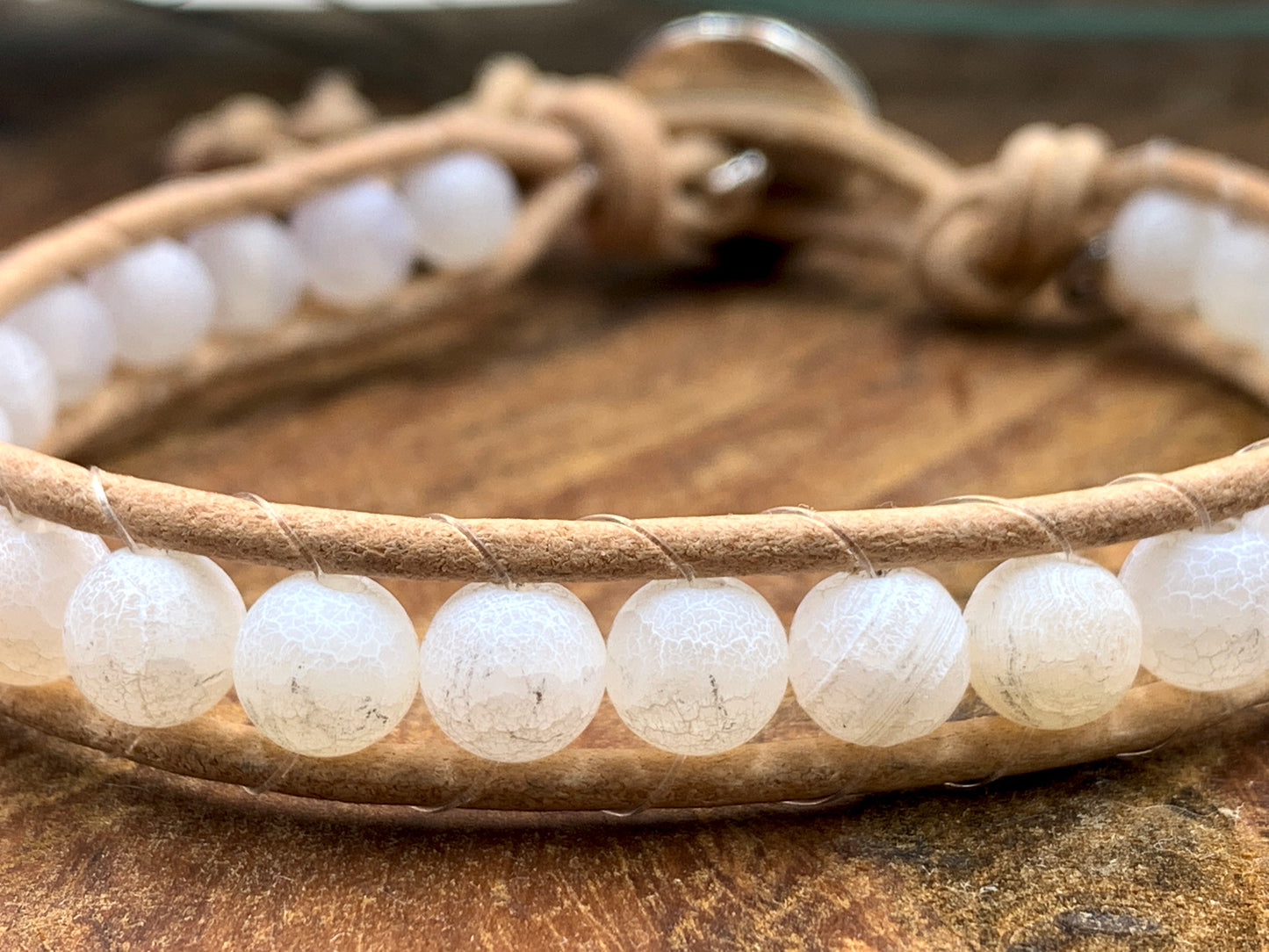 Wickelarmband Bohostyle Achat - Bohoarmabnd Edelstein mit Leder - weißes Perlenarmband - Perlenarmband Achate, Achat Perlen, Achat Armband weiß, Engelsflügelcharms, legeres Bohoband