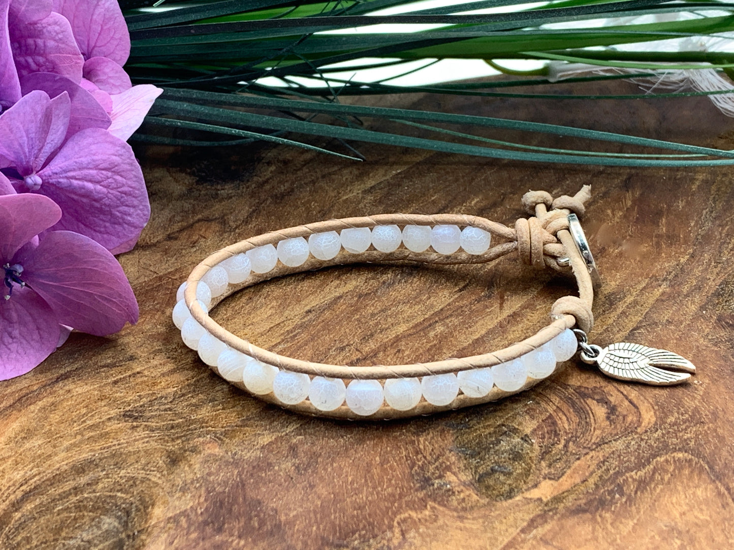 Wickelarmband Bohostyle Achat - Bohoarmabnd Edelstein mit Leder - weißes Perlenarmband - Perlenarmband Achate, Achat Perlen, Achat Armband weiß, Engelsflügelcharms, legeres Bohoband