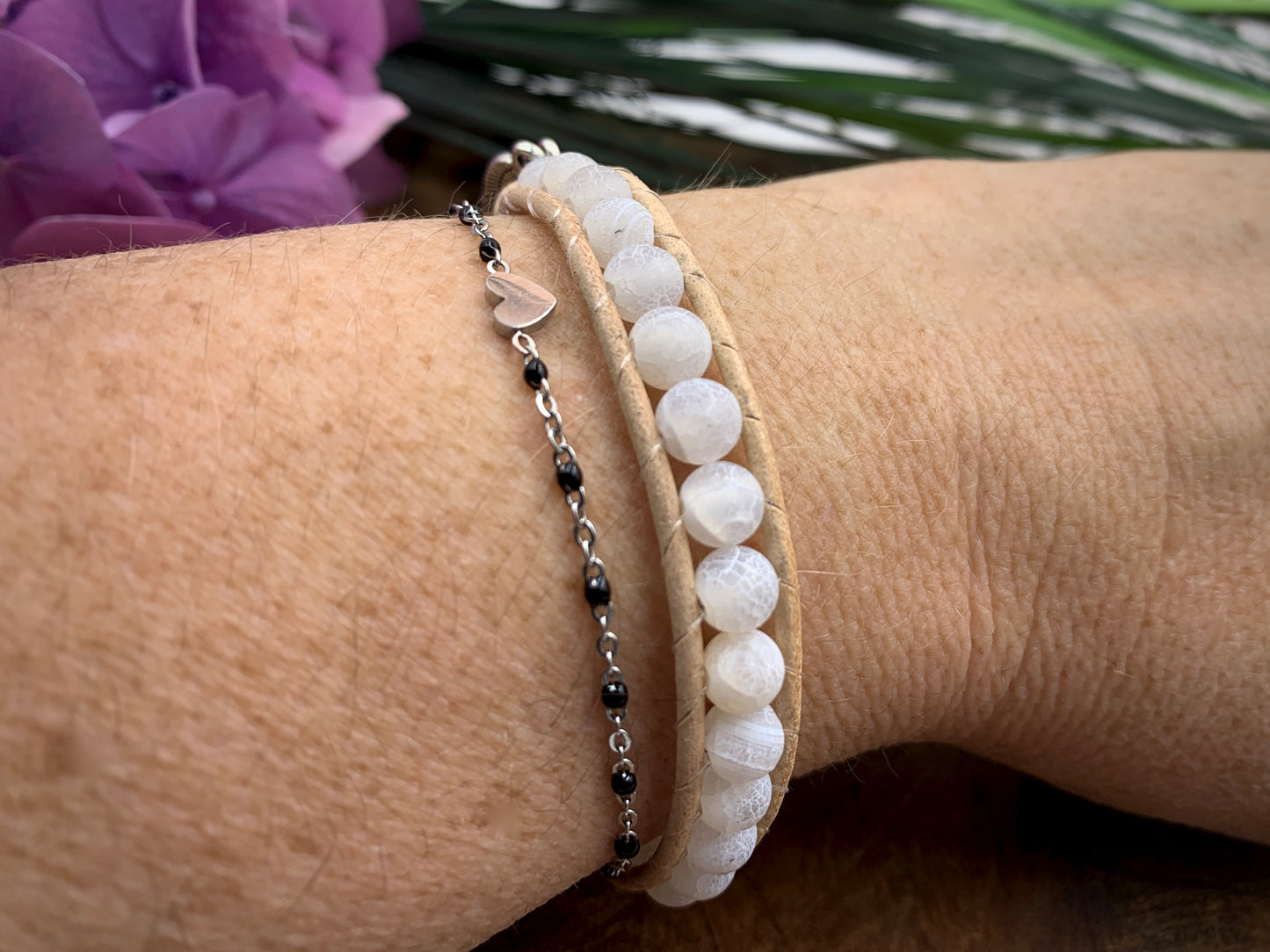 Wickelarmband Bohostyle Achat - Bohoarmabnd Edelstein mit Leder - weißes Perlenarmband - Perlenarmband Achate, Achat Perlen, Achat Armband weiß, Engelsflügelcharms, legeres Bohoband