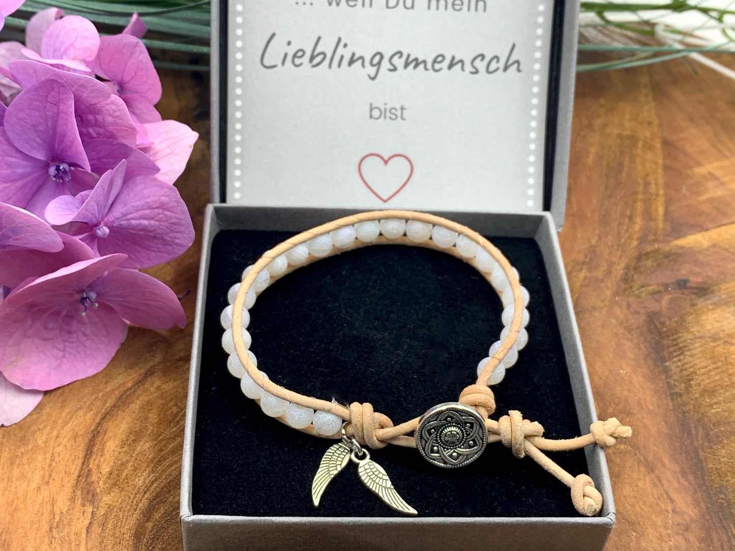 Wickelarmband Bohostyle Achat - Bohoarmabnd Edelstein mit Leder - weißes Perlenarmband - Perlenarmband Achate, Achat Perlen, Achat Armband weiß, Engelsflügelcharms, legeres Bohoband