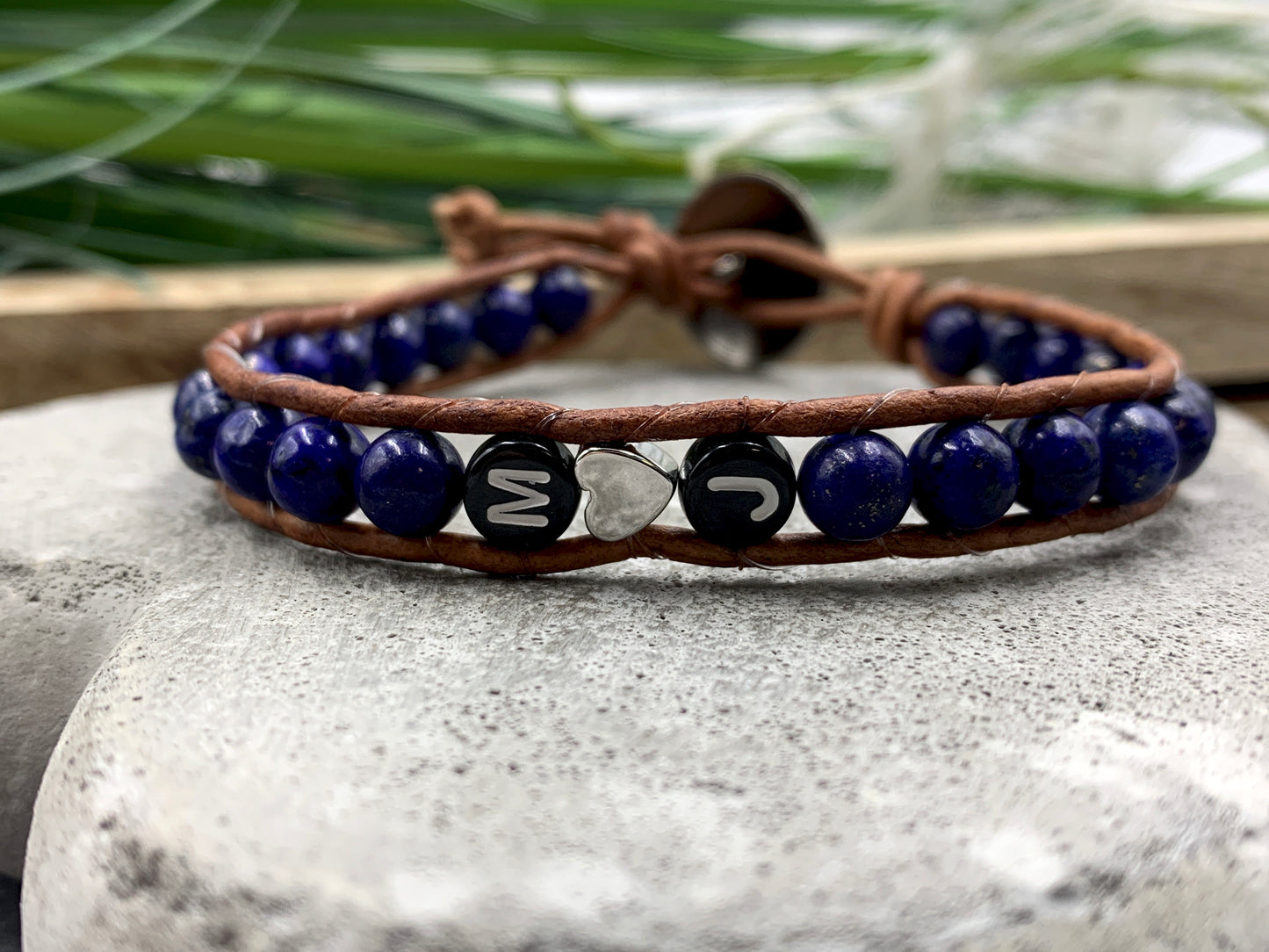 Bohoarmband Lapislazuli mit Initialen - Wickelarmband aus Leder und Edelsteinen - Geschenk Liebe Familie - Handmade personalisierbar