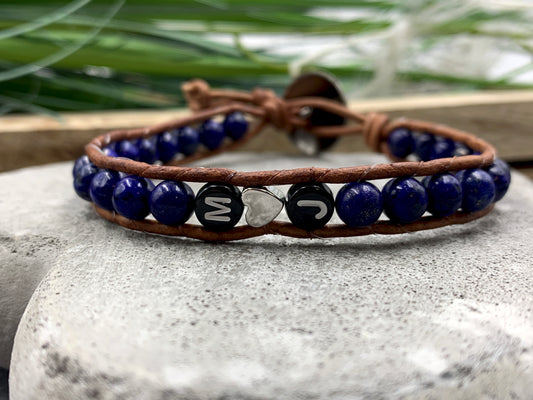 Bohoarmband Lapislazuli mit Initialen - Wickelarmband aus Leder und Edelsteinen - Geschenk Liebe Familie - Handmade personalisierbar