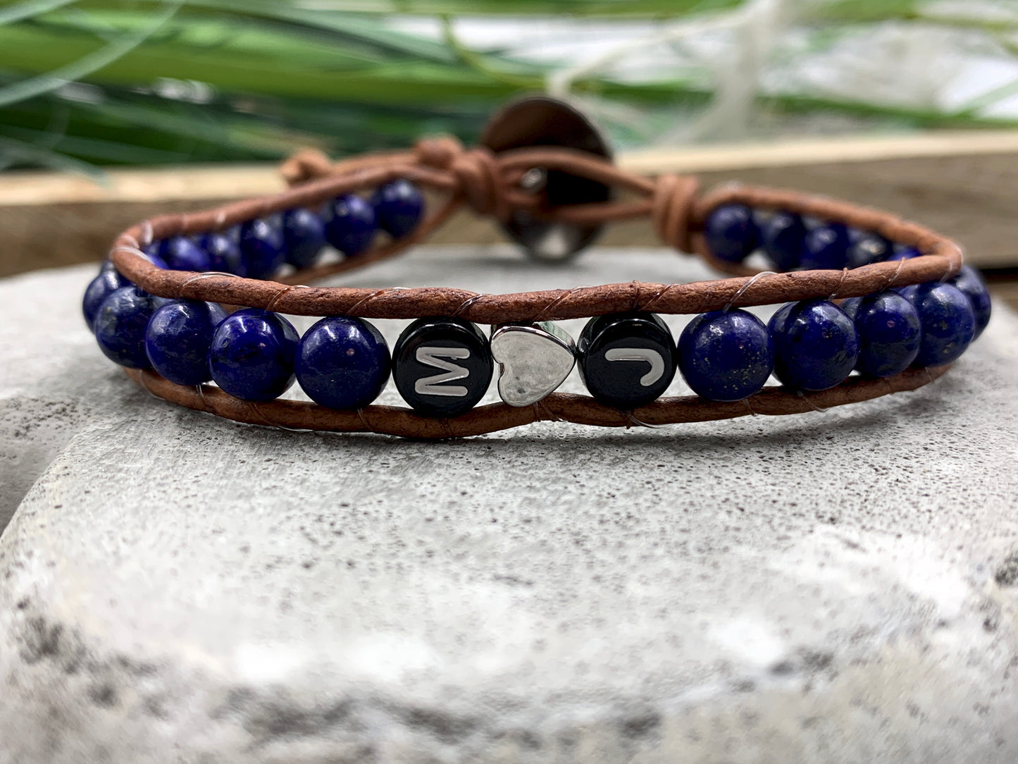 Bohoarmband Lapislazuli mit Initialen - Wickelarmband aus Leder und Edelsteinen - Geschenk Liebe Familie - Handmade personalisierbar