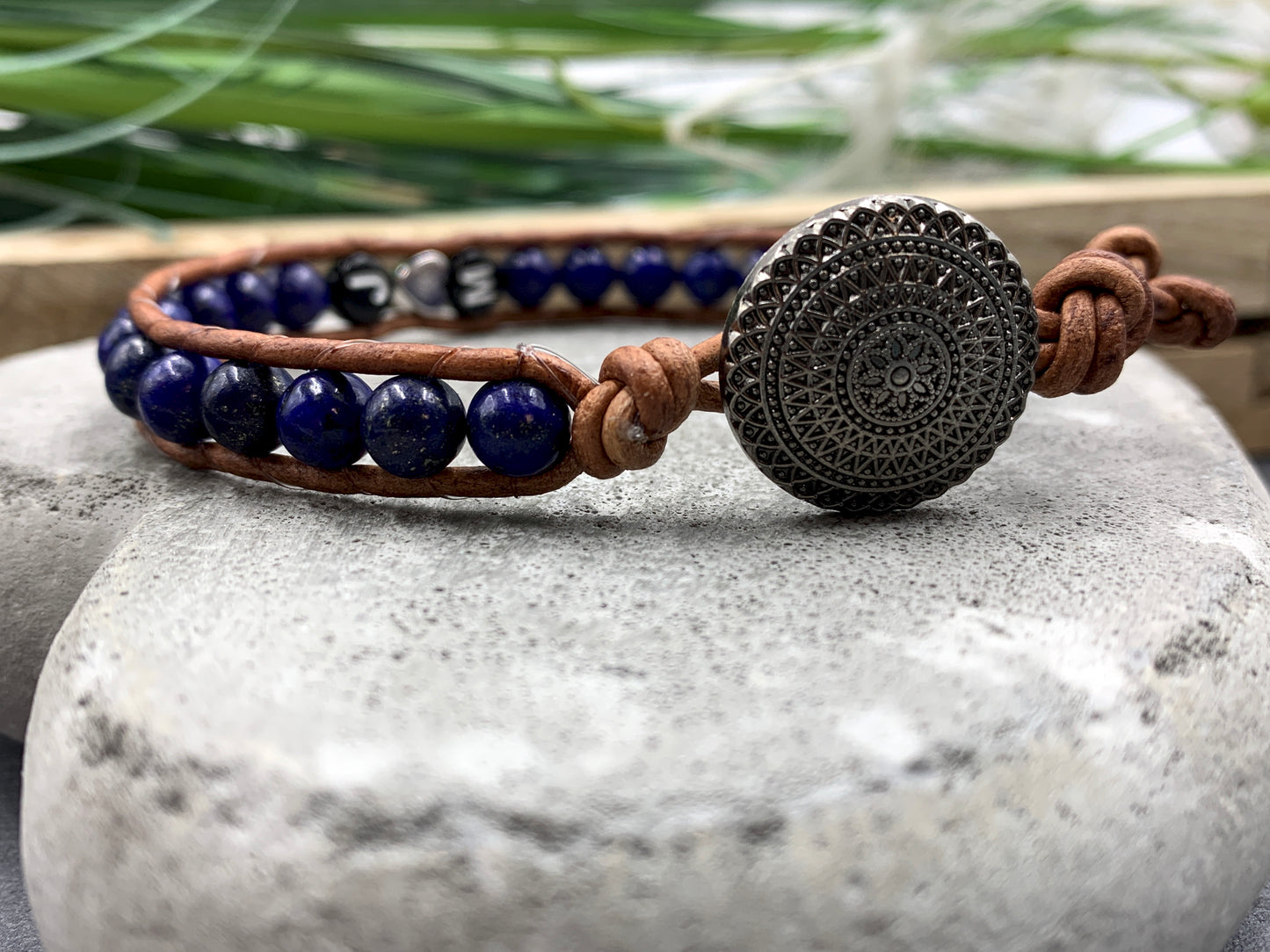Bohoarmband Lapislazuli mit Initialen - Wickelarmband aus Leder und Edelsteinen - Geschenk Liebe Familie - Handmade personalisierbar