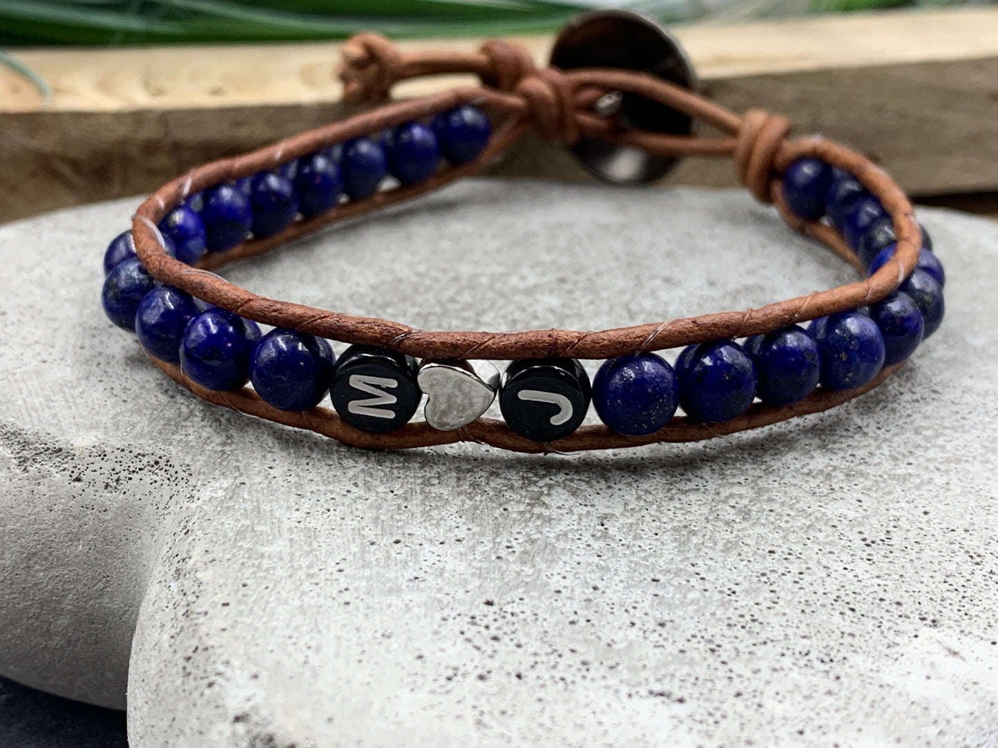 Bohoarmband Lapislazuli mit Initialen - Wickelarmband aus Leder und Edelsteinen - Geschenk Liebe Familie - Handmade personalisierbar