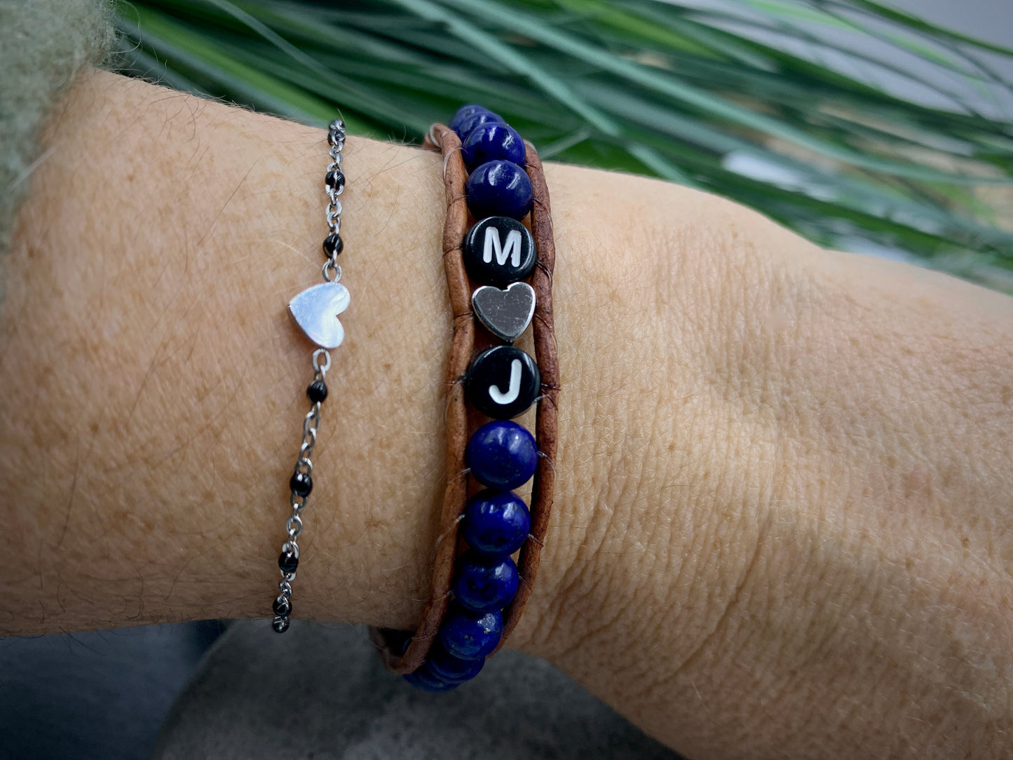 Bohoarmband Lapislazuli mit Initialen - Wickelarmband aus Leder und Edelsteinen - Geschenk Liebe Familie - Handmade personalisierbar