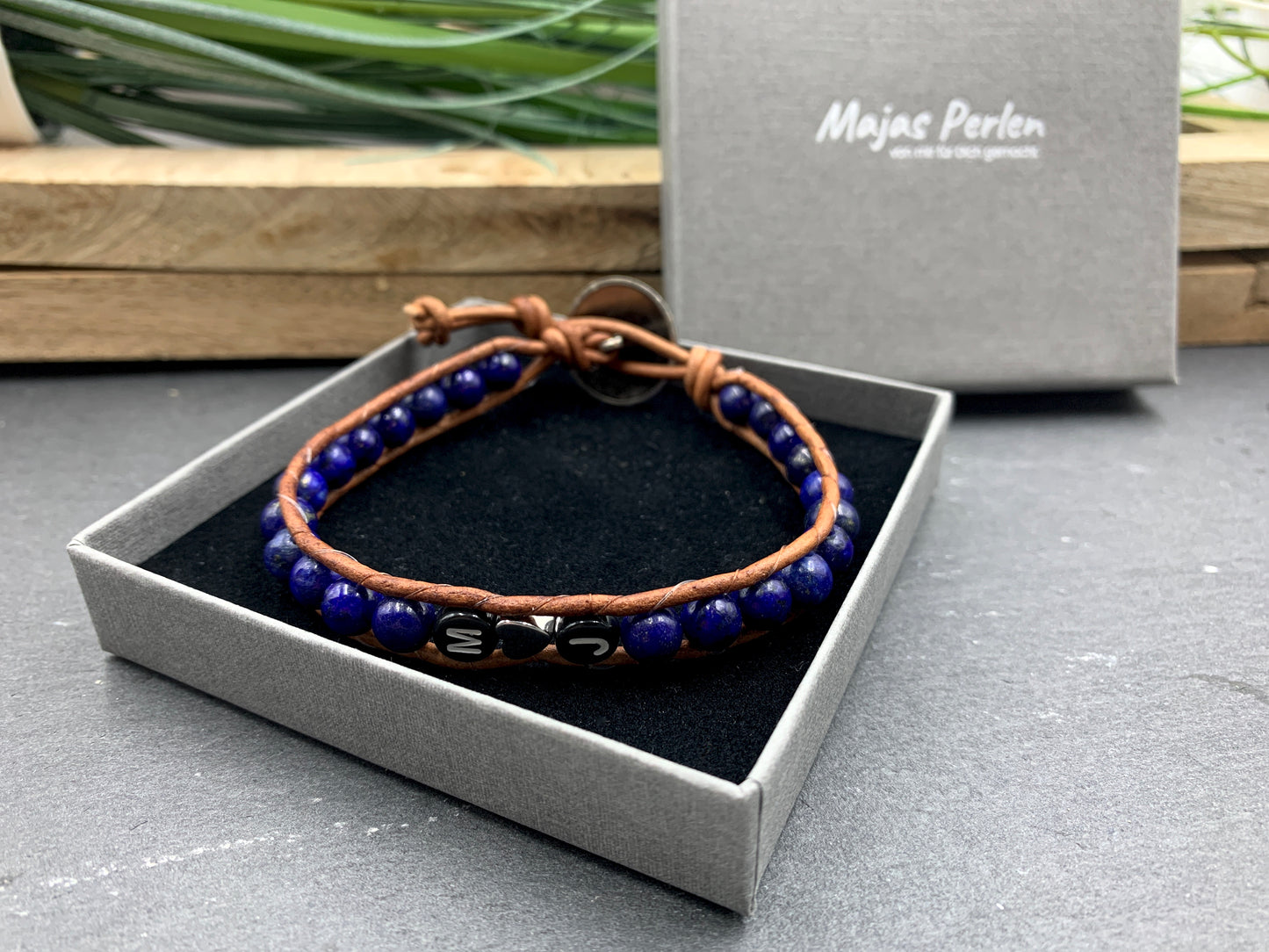 Bohoarmband Lapislazuli mit Initialen - Wickelarmband aus Leder und Edelsteinen - Geschenk Liebe Familie - Handmade personalisierbar