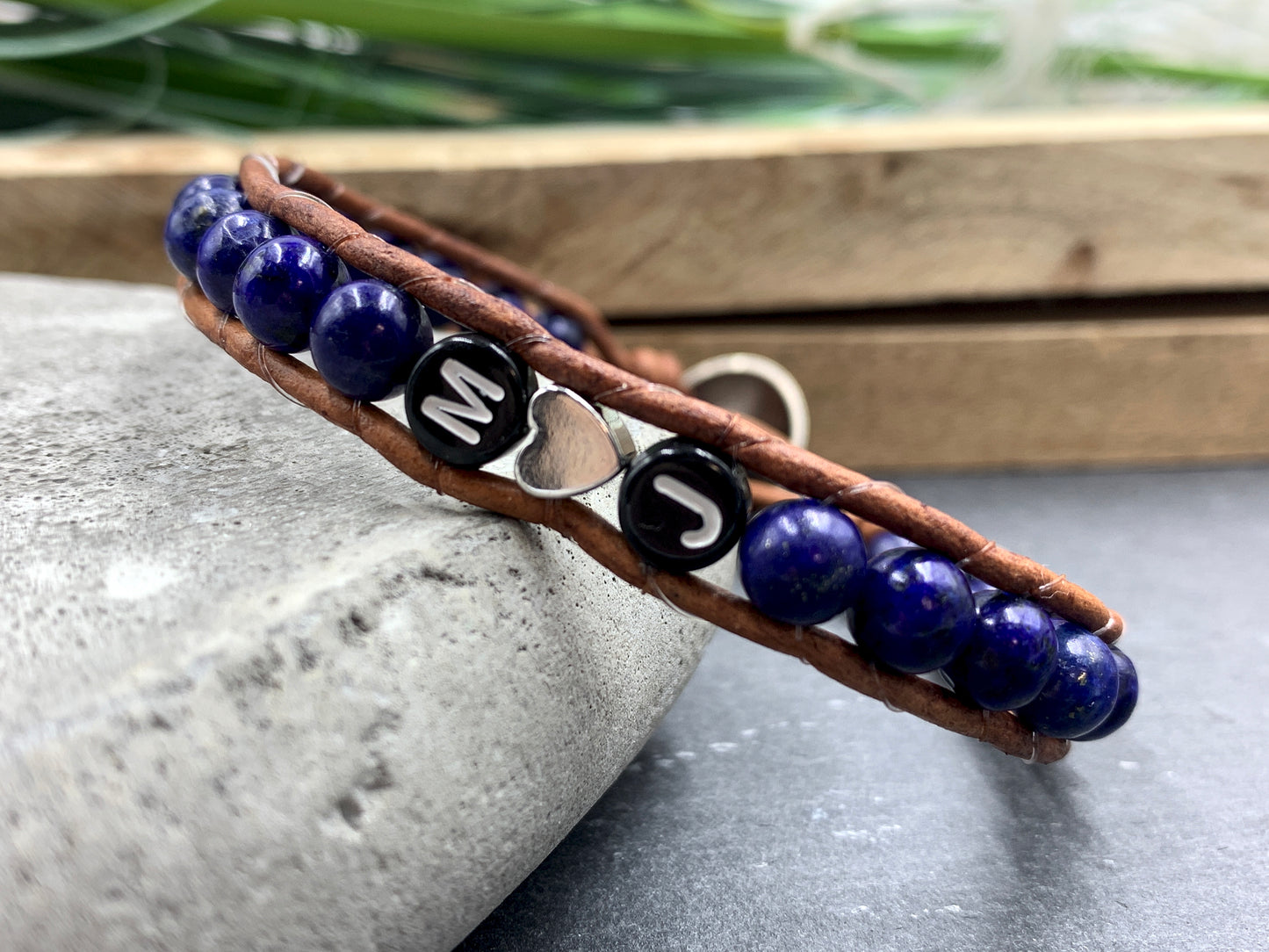 Bohoarmband Lapislazuli mit Initialen - Wickelarmband aus Leder und Edelsteinen - Geschenk Liebe Familie - Handmade personalisierbar